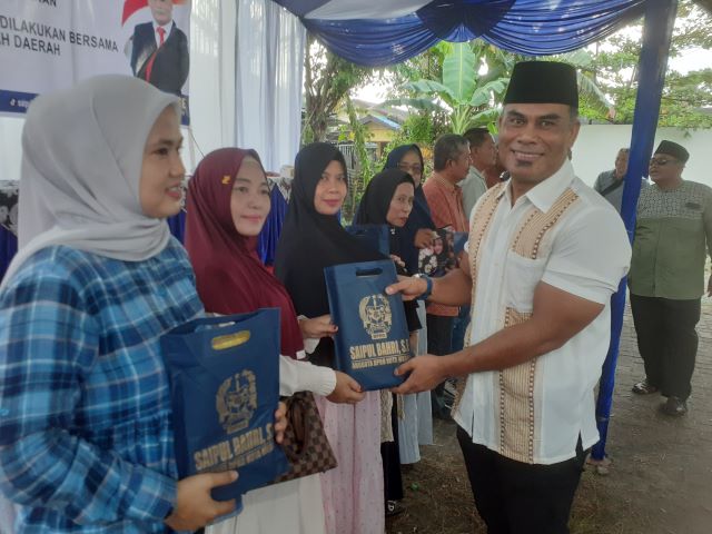 Anggota DPRD Medan Fraksi NasDem, Saipul Bahri, berikan souvenir usai Sosper 3 TA 2025 di Marelan