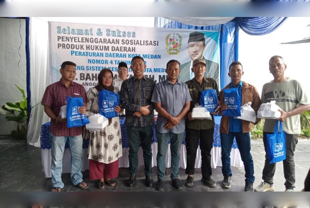 Anggota DPRD Medan Fraksi PAN-Perindo, T. Bahrumsyah, foto bersama usai Sosper III TA 2025 di Medan Marelan