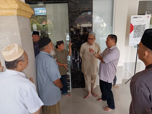 Ka-Sekper Tirtanadi, Lokot Siregar, berikan keterangan kepada warga komplek bumi asri kondisi air di mesjid