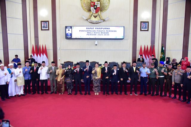 Wali Kota Medan, Rico Waas, foto bersama dengan Forkopimda usai pidato perdana pada sidang paripurna DPRD