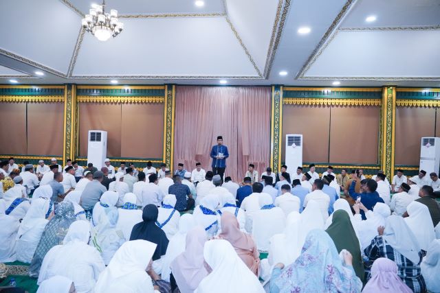 Wali Kota Medan, Rico Waas, pada sholat tarawih bersama masyarakat Medan Sunggal