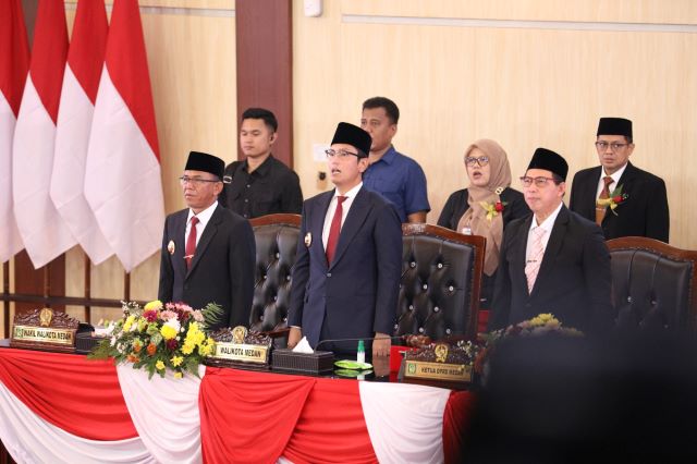 Wali Kota Medan menyanyikan lagu Indonesia Raya pada paripurna DPRD