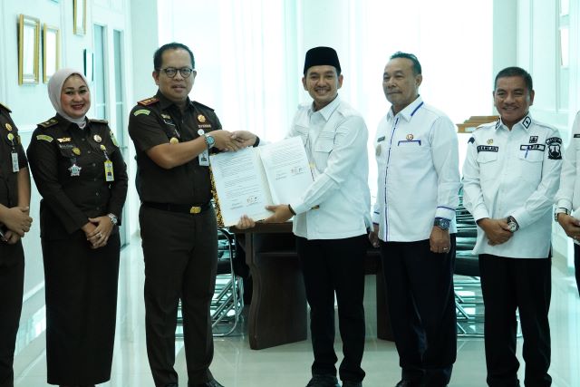 Wali Kota Tebingtinggi, Iman Irdian Saragih, terima hibah dari Kejari