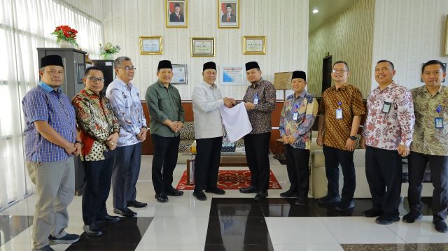 Perumda Tirtanadi bagikan handuk untuk jemaah haji 2025