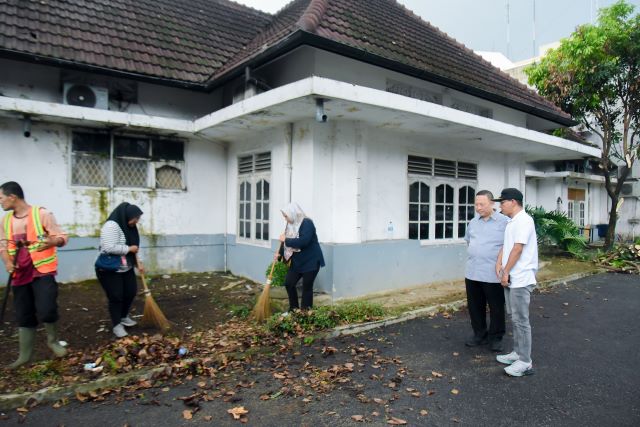 Wakil Wali Kota Medan, Zakiyuddin Harahap, pada gotong royong membersihkan RS Pirngadi