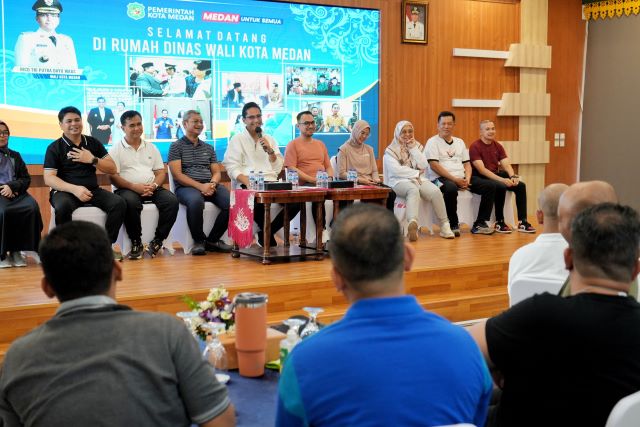 Wali Kota Medan, Rico Tri Putra Bayu Waas, beri arahan kepada OPD & Camat