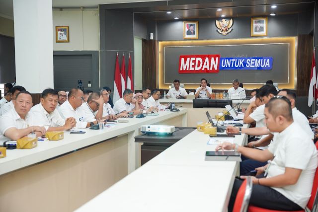Wali Kota Medan, Rico Tri Putra Bayu Waas, pimpin rapat bersama OPD terkait target pencapaian PAD