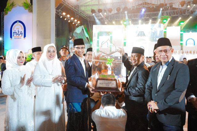 Wali Kota Medan, Rico Tri Putra Bayu Waas, serahkan piala kepada Kecamatan Medan Selayang selaku juara umum MTQ ke 58