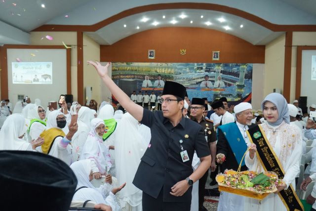 Wali Kota Medan, Rico Tri Putra Bayu Waas, tepung tawari Calhaj Kota Medan (1)