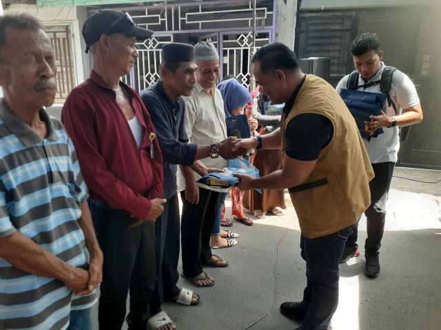 Anggota DPRD Medan Fraksi NasDem, Saipul Bahri, serahkan souvenir usai Sosper V TA 2025 di Medan Belawan