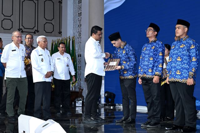 Gubernur Sumatera Utara, Bobby Nasution, serahkan SK CPNS Pengangkatan 2025