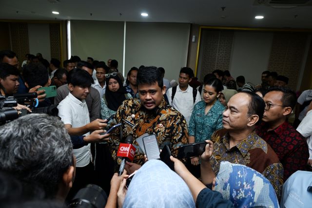 Gubernur Sumut, Bobby Nasution, beri keterangan kepada wartawan