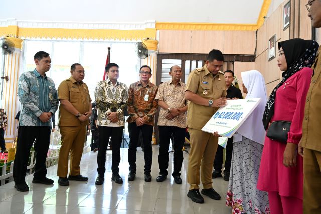 Gubernur Sumut, Bobby Nasution, serahkan Asuransi Nelayan di Langkat