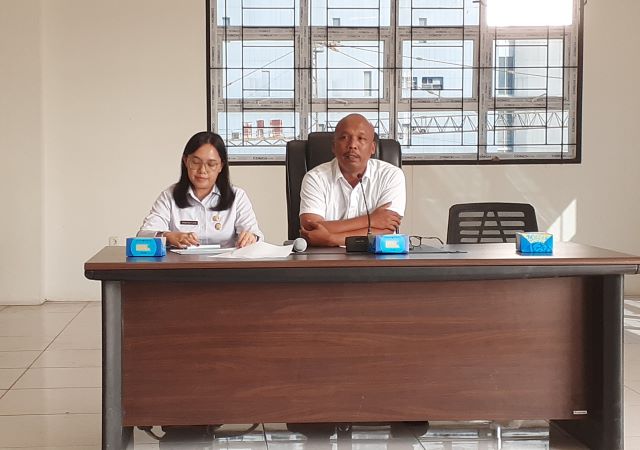 Sekretaris Dispar Medan, Adrianta Putra Ginting, didampingi Kabid Ekonomi Kreatif, Terang Dewi Ujung, beri keterangan soal kompetisi logo HUT Kota Medan ke 453