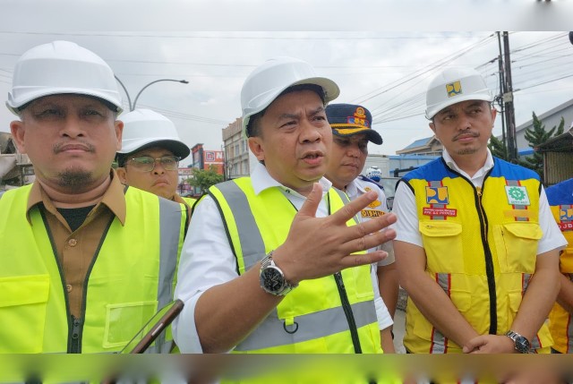 Wakil Ketua DPRD Medan, Zulkarnaen, tinjau pembukaan median jalan Letda Sujono