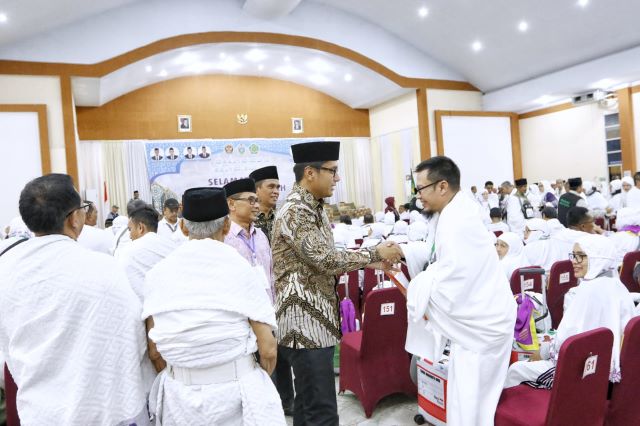 Wali Kota Medan, Rico Tri Putra Bayu Waas, lepas keberangkatan Calhaj Kota Medan