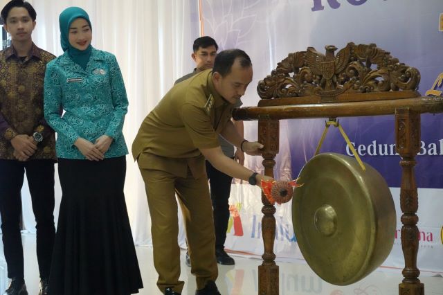 Wali Kota Tebingtinggi, Iman Irdian Saragih, pukul gong saat membuka grand final pemilihan Duta GenRe