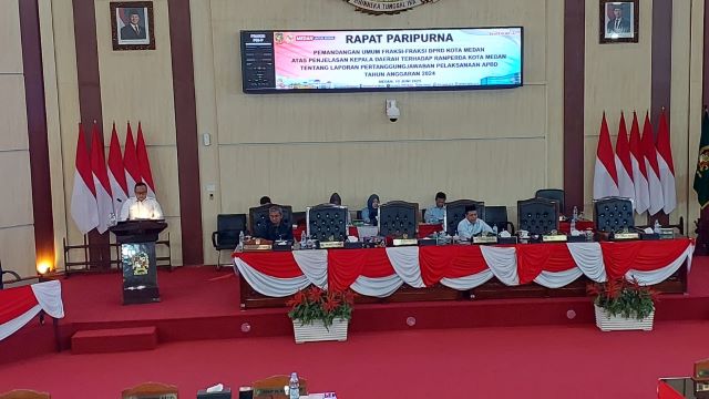 Anggoa DPRD Medan Fraksi PSI, Renville P Napitupulu, sampaikan PU LPj 2024