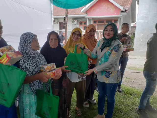 Anggota DPRD Medan Fraksi Hanura-PKB, Roma Uli Silalahi, berikan souvenis usai Sosper VI TA 2025 di Rengas Pulau