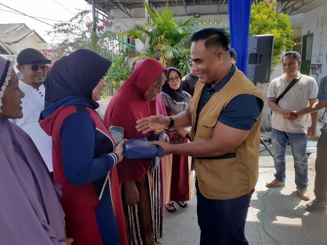 Anggota DPRD Medan Fraksi NasDem, Saipul Bahri, berikan souvenir usai Sosper VI TA 2025 di Belawan