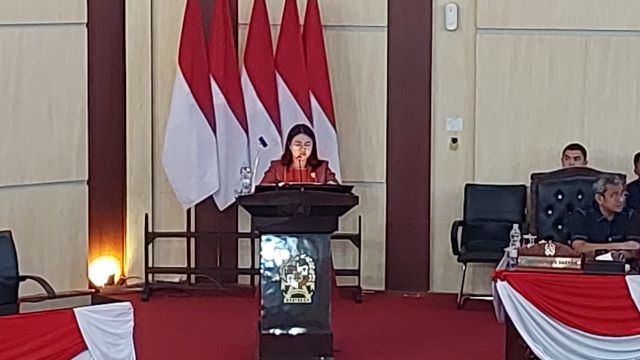 Anggota DPRD Medan Fraksi PDI Perjuangan, Margaret, sampaikan PU pada paripurna LPj 2024