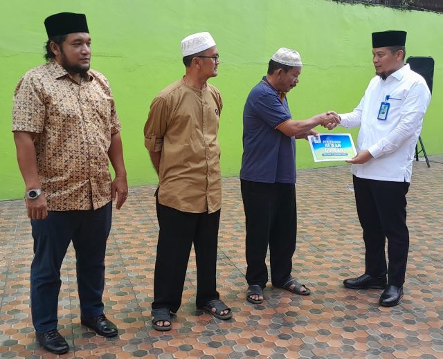 Dirut Tirtanadi, Ewin Putra, serahkan hewan kurban ke masjid sekitar IPAM & IPAL