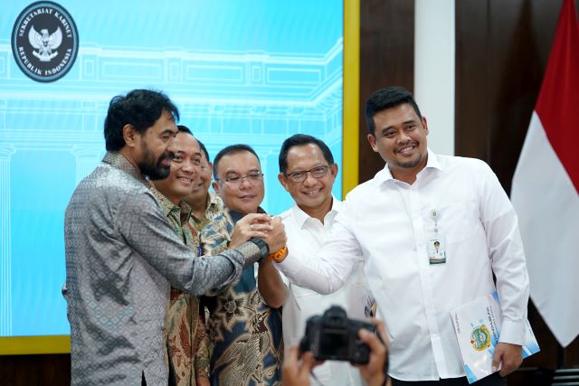Gubernur Sumut, Bobby Nasution dan Gubernur Aceh, Muzakir Manaf, salam komando bersama pejabat tinggi negara usai pembahasan 4 pulau