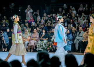 Kahiyang Ayu Kenalkan Warisan Budaya Sumut di Ajang Indonesia Fashion Week 2025