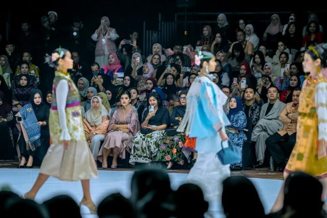 Kahiyang Ayu Kenalkan Warisan Budaya Sumut di Ajang Indonesia Fashion Week 2025