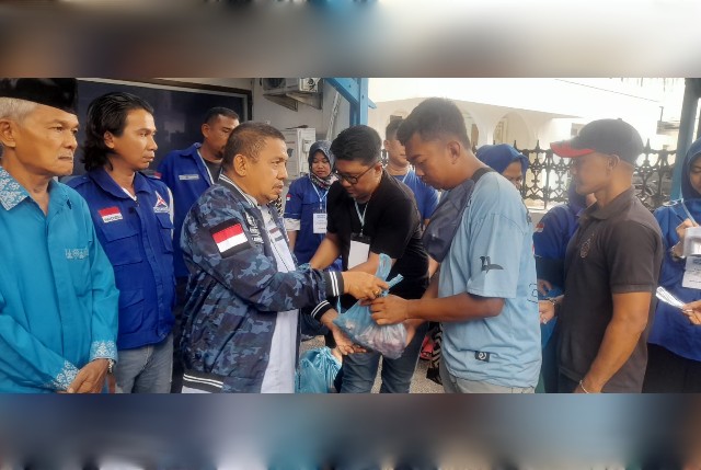 Ketua DPC Partai Demokrat Medan, Iswanda Ramli, bagikan daging kurban