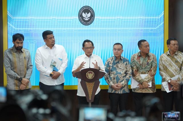 Mendagri, Tito Karnavian, beri keterangan pers soal 4 pulau
