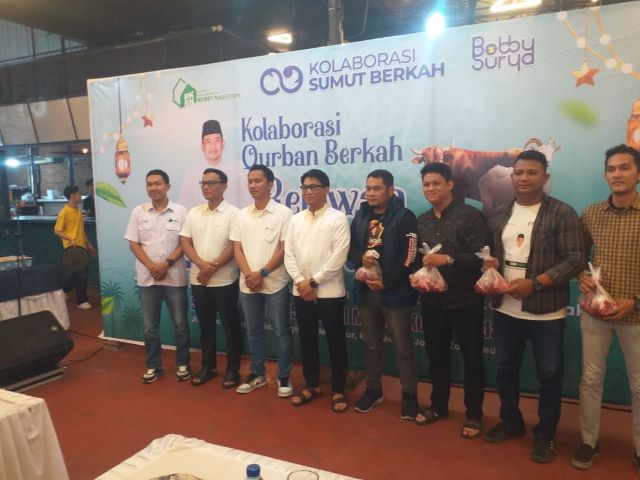 Rumah Kolaborasi Bobby Nasutionbagikan daging kurban