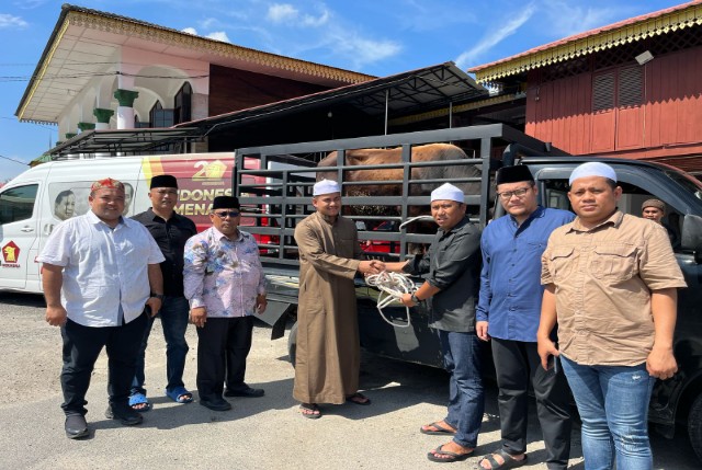 Sekretaris Gerindra Sumut, Sugiat Santoso, serahkan hewan kurban ke Besilam