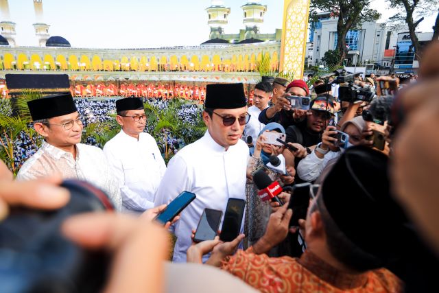 Wali Kota Medan, Rico Tri Putra Bayu Waas, beri keterangan usai shalat Idul Adha 1446 H