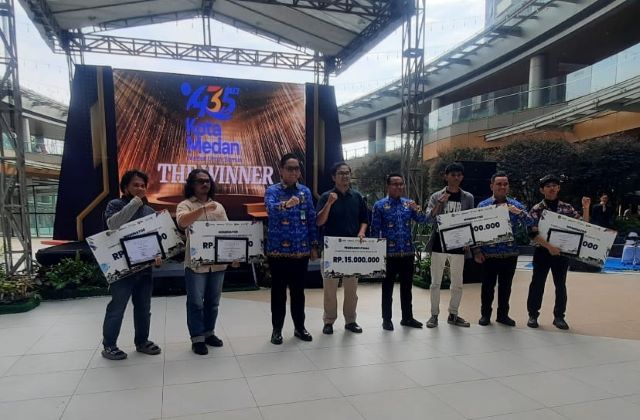 Wali Kota Medan, Rico Tri Putra Bayu Waas, foto bersama pemenang lomba logo HUT Kota Medan