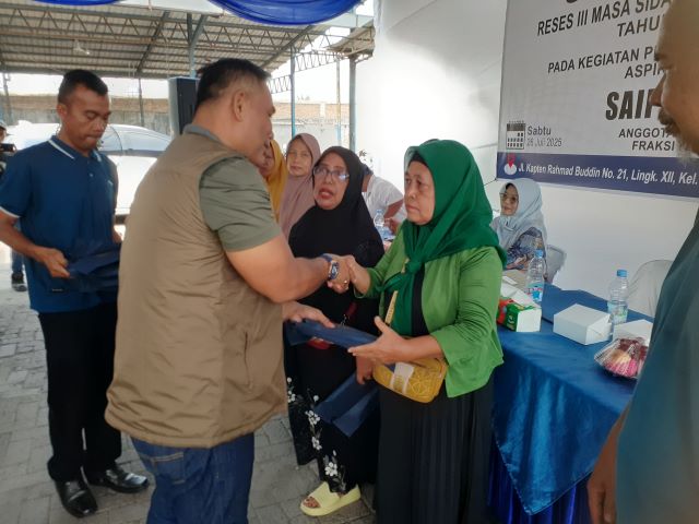 Anggota DPRD Medan Fraksi NasDem, Saipul Bahri, berikan souvenir usai Reses III Masa Sidang III TA 2025 di Marelan