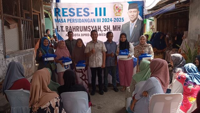 Anggota DPRD Medan Fraksi PAN, T. Bahrumsyah, foto bersama usai Reses III TA 2025 di Jalan Asahan Belawan