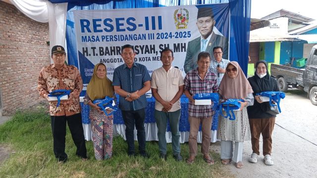 Anggota DPRD Medan Fraksi PAN, T. Bahrumsyah, foto bersama usai Reses III TA 2025 di Jalan Pelabuhan Belawan