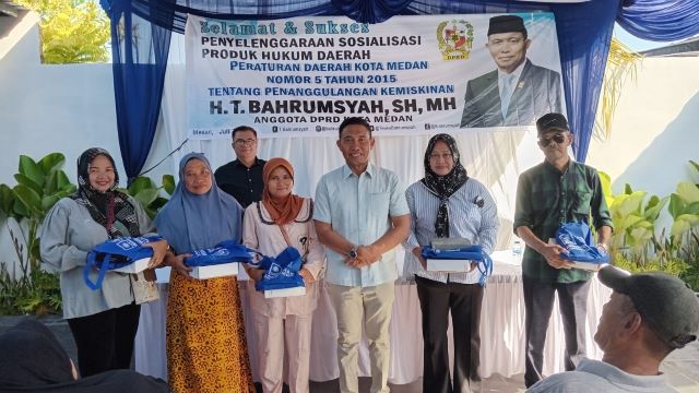 Anggota DPRD Medan Fraksi PAN, T. Bahrumsyah, foto bersama usai Sosper VII TA 2025 di Rengas Pulau 1