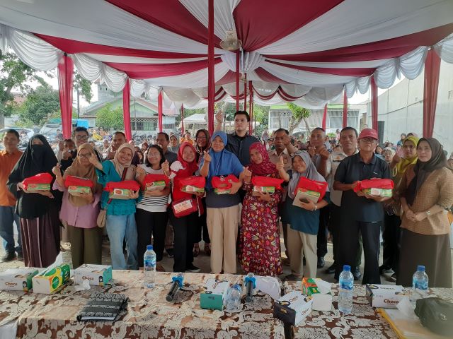 Anggota DPRD Medan Fraksi PSI, Reinhart Jemery Anindhita foto bersama usai Reses III Masa Sidang III TA 2025 di Medan Tembung