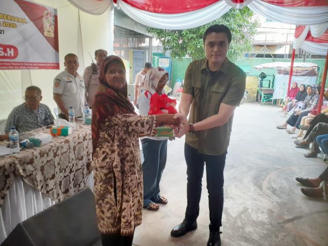 Anggota DPRD Medan Fraksi PSI, Reinhart Jeremy Anidhita, berikan souvenis usai Sosper VII TA 2025 di Medan Perjuangan