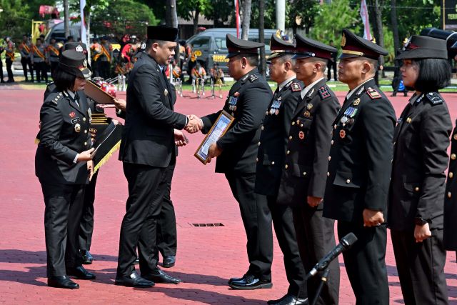 Gubernur Sumut, Bobby Nasution, berikan penghargaan pada HUT Bhayangkara ke 79
