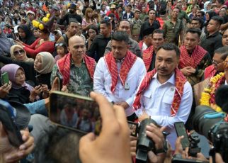 Gubernur Sumut, Bobby Nasution, dampingi Wamen Kebudayaan, Giring Ganesha, pada festival Pesta Buah dan Bunga Tanah Karo 2025