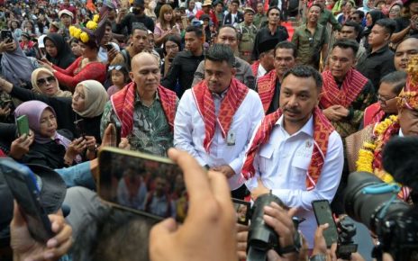 Gubernur Sumut, Bobby Nasution, dampingi Wamen Kebudayaan, Giring Ganesha, pada festival Pesta Buah dan Bunga Tanah Karo 2025