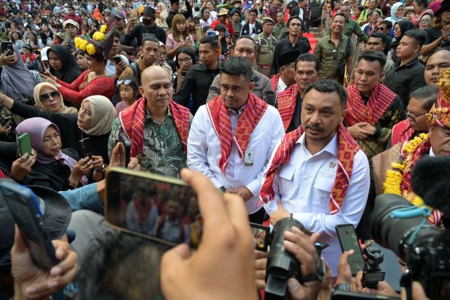 Gubernur Sumut, Bobby Nasution, dampingi Wamen Kebudayaan, Giring Ganesha, pada festival Pesta Buah dan Bunga Tanah Karo 2025