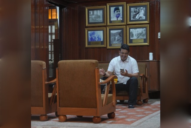 Gubernur Sumut, Bobby Nasution, istirahat di persanggrahan Bung Karno di Parapat