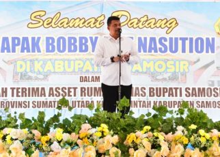 Gubernur Sumut, Bobby Nasution, pada penyerahkan aset Pemprovsu ke Pemkab Samosir