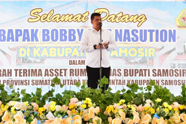 Gubernur Sumut, Bobby Nasution, pada penyerahkan aset Pemprovsu ke Pemkab Samosir