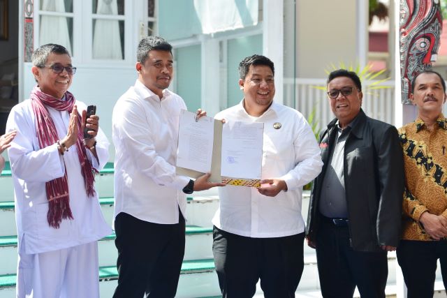 Gubernur Sumut, Bobby Nasution, serahkan aset Pemprovsu ke Pemkab Samosir