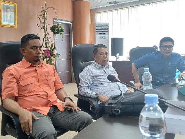 Hendry John Hutagalung beri keterangan usai rapat finalisasi Ranperda RPJMD Kota Medan 2025-2029